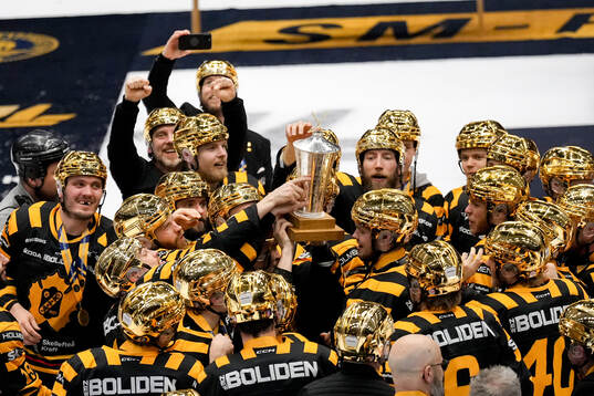 Skellefteås spelare höjer pokalen