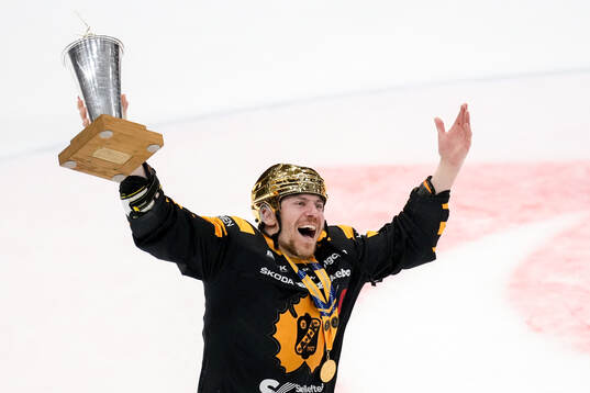 Skellefteås Pär Lindholm jublar med pokalen