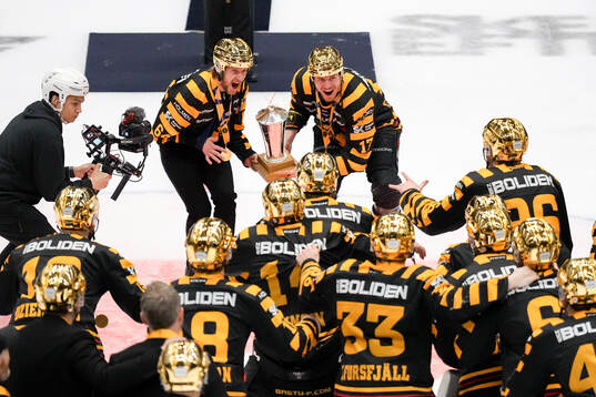Skellefteås Jonathan Pudas och Pär Lindholm med pokalen