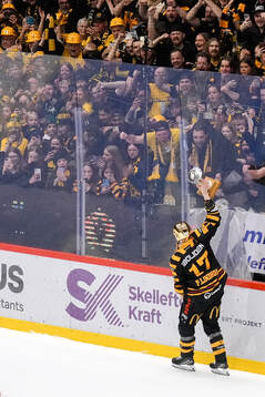 Skellefteås Pär Lindholm med pokalen