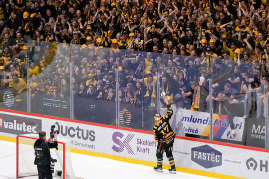 Skellefteås Pär Lindholm med pokalen