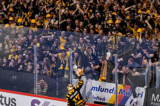 Skellefteås Pär Lindholm med pokalen