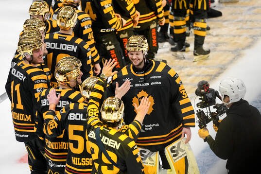 Skellefteås målvakt Linus Söderström jublar