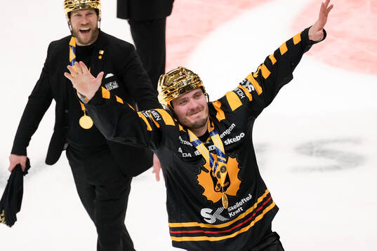 Skellefteås Max Lindholm jublar