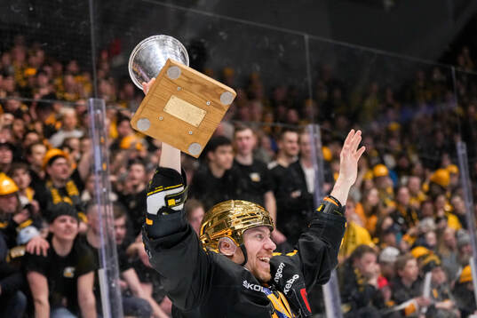 Skellefteås Pär Lindholm jublar med pokalen