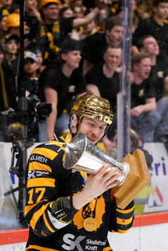 Skellefteås Pär Lindholm jublar med pokalen