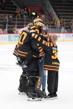 Skellefteås målvakt Gustaf Lindvall med familj