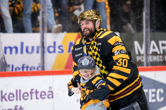 Skellefteås målvakt Gustaf Lindvall med son