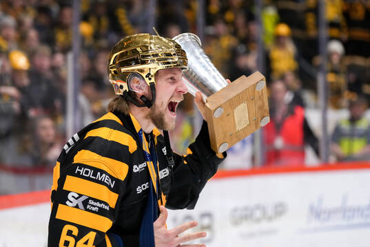 Skellefteås Jonathan Pudas jublar med pokalen