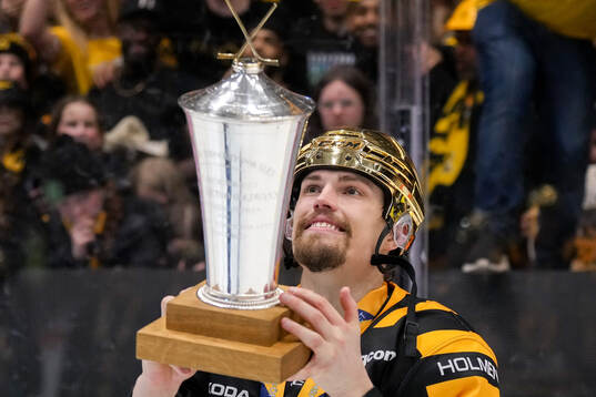 Skellefteås Andreas Johnson jublar med pokalen