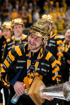 Skellefteås Jonathan Pudas jublar med pokalen
