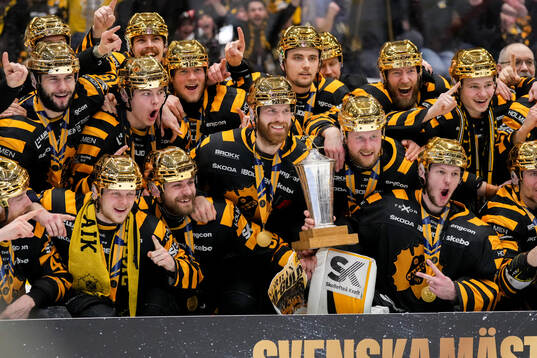 Skellefteås spelare jublar med pokalen