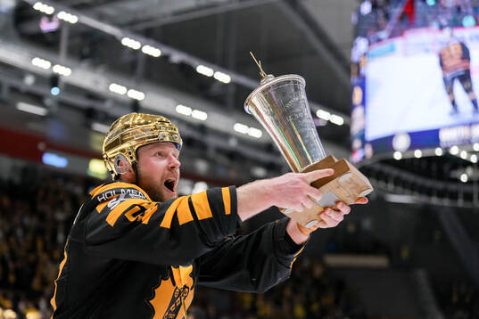 Skellefteås Oskar Nilsson jublar med pokalen