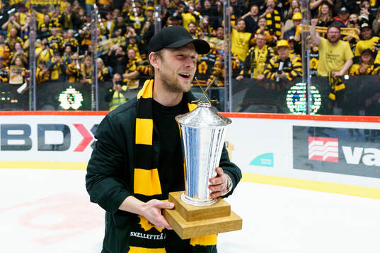 Skellefteås Oscar Möller jublar med pokalen