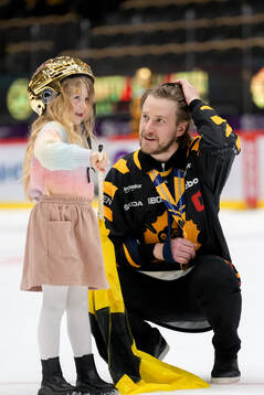 Skellefteås Jonathan Pudas med dotter