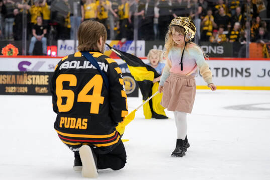 Skellefteås Jonathan Pudas med dotter