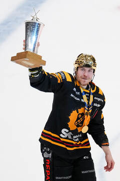 Skellefteås Pär Lindholm jublar med LeMat pokalen