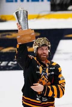Skellefteås Oscar Lindberg jublar med LeMat pokalen