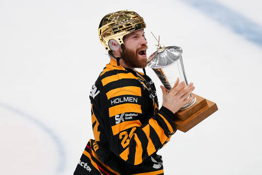 Skellefteås Oscar Lindberg jublar med LeMat pokalen