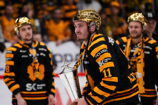Skellefteås Max Lindholm firar med LeMat pokalen