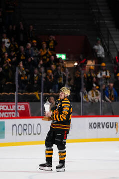 Skellefteås Skellefteås Jonathan Johnson  jublar med