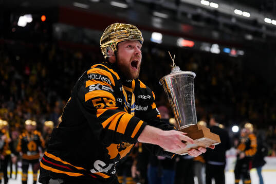 Skellefteås Oskar Nilsson jublar med LeMat pokalen