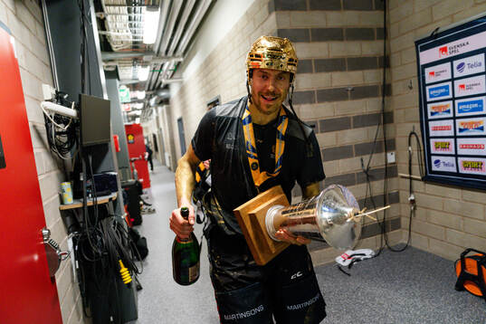Skellefteås Pär Lindholm jublar med LeMat pokalen