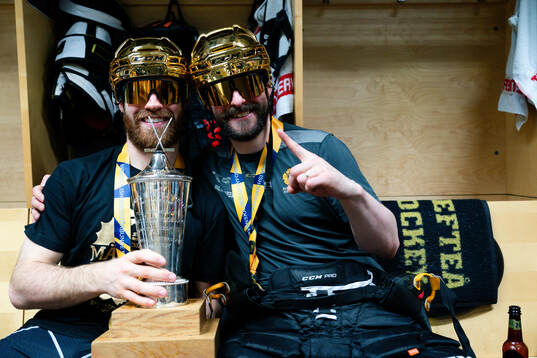 Skellefteås Oscar Lindberg och målvakt Gustaf Lindvall