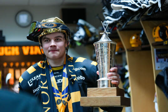 Skellefteås Axel Sandin Pellikka firar guldet