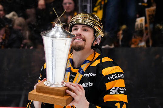 Skellefteås Andreas Johnson firar guldet med LeMat pokalen