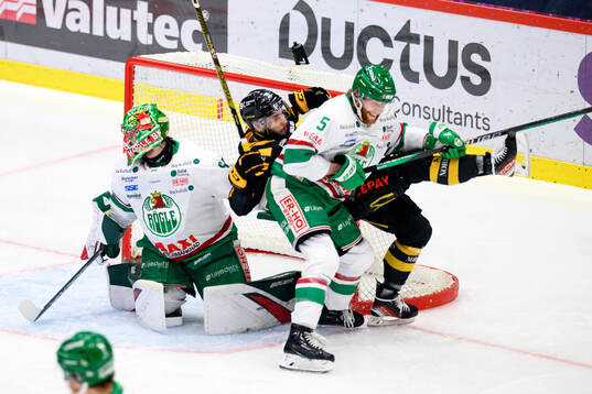 Skellefteås Martins Dzierkals mot Rögles målvakt