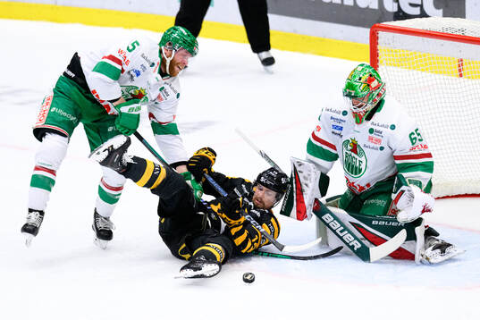 Rögles Ludvig Claesson och målvakt Christoffer Rifalk