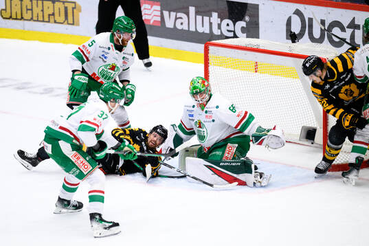 Rögles Ludvig Claesson och målvakt Christoffer Rifalk
