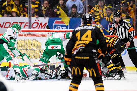 Oroligt framför Rögles målvakt Christoffer Rifalk