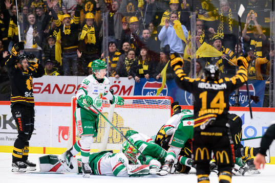 Oroligt framför Rögles målvakt Christoffer Rifalk