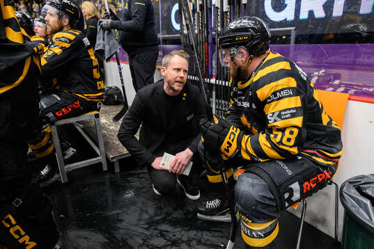 Skellefteås tränare Robert Ohlsson pratar med Oskar
