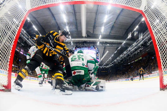 Skellefteås Pär Lindholm och Rögles målvakt Christoffer