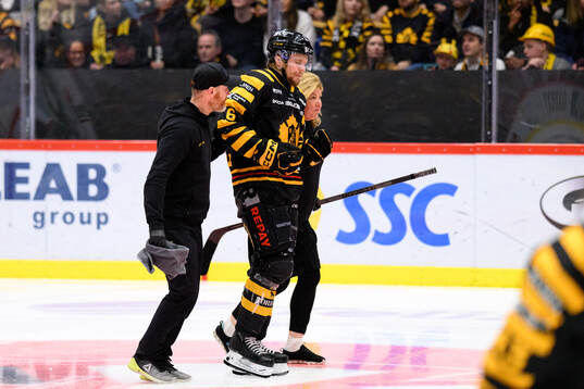 Skellefteås Måns Forsfjäll får hjälp att ta sig av isen