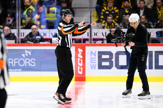 Domare Linus Öhlund tecknar för cross-checking