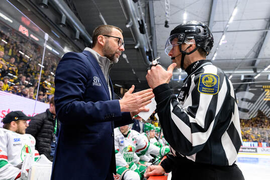 Rögles tränare Roger Hansson pratar med domare
