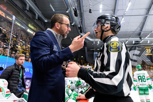 Rögles tränare Roger Hansson pratar med domare