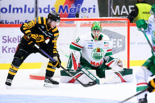 Skellefteås Rickard Hugg och Rögles målvakt Christoffer