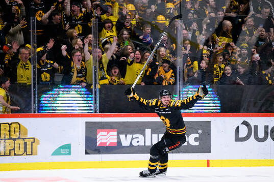Skellefteås Max Lindholm jublar