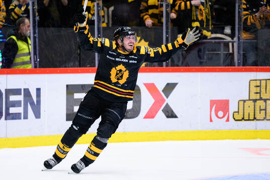 Skellefteås Max Lindholm jublar