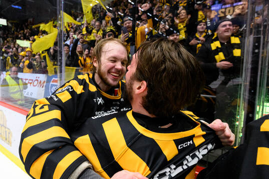 Skellefteås målvakt Linus Söderström jublar