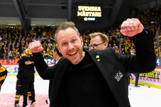 Skellefteås tränare Robert Ohlsson jublar