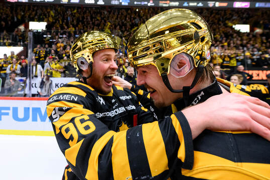 Skellefteås Rickard Hugg jublar och Andreas Johnson