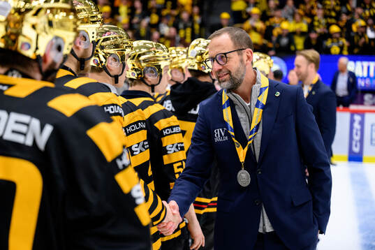 Rögles tränare Roger Hansson tackar Skellefteås spelare