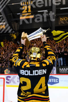 Skellefteås Oscar Lindberg jublar med pokalen