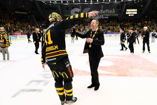 Skellefteås tränare Robert Ohlsson jublar